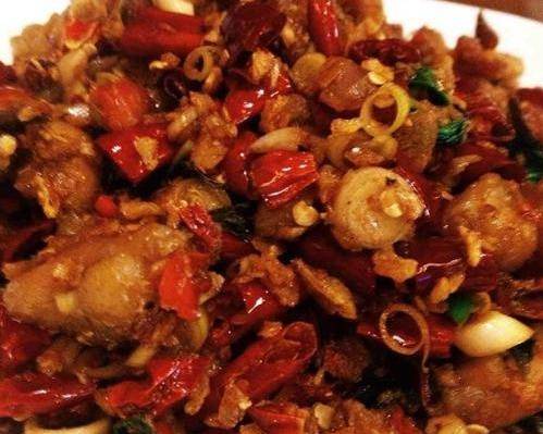 G17 Sauteed Chicken Gristle with Chili and Peanuts 酥椒鸡脆骨